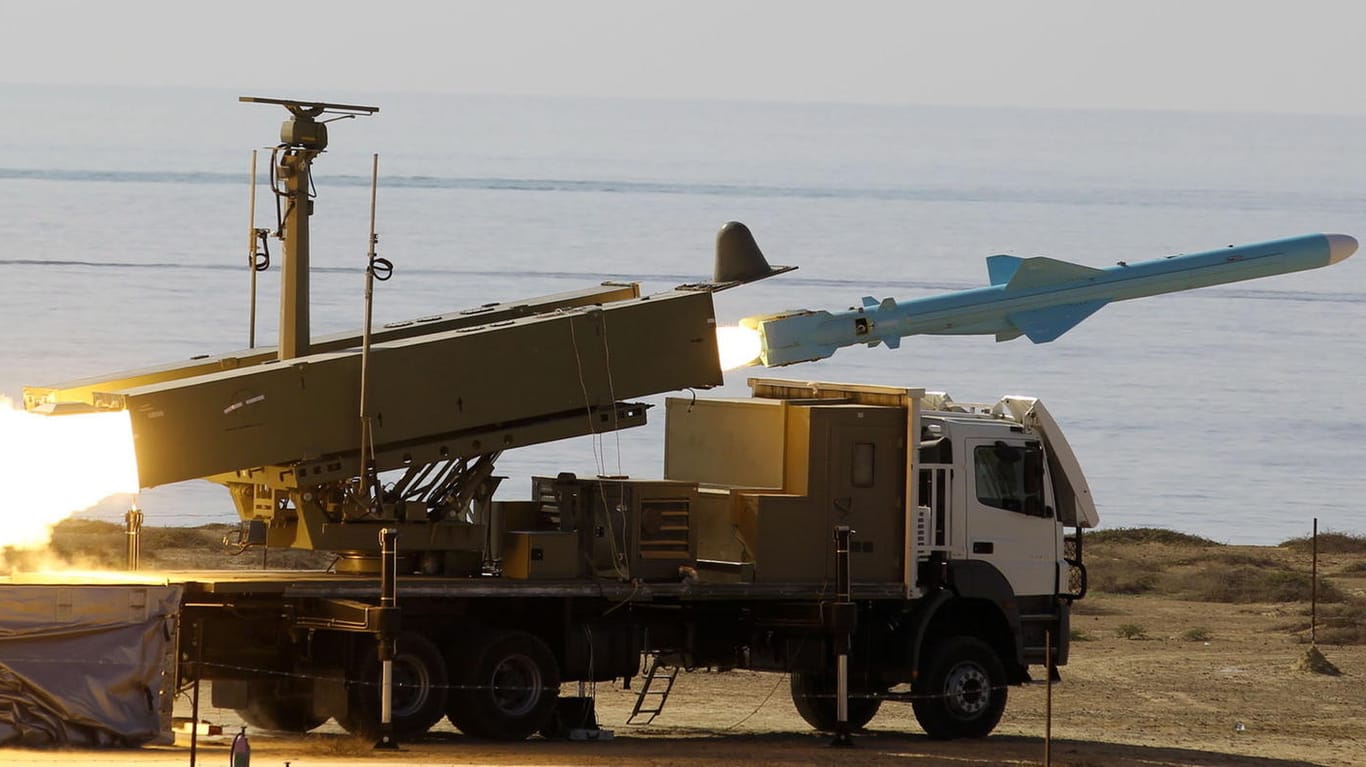 Ein Raketenwerfer der iranischen Marine bei einer Übung: Der Iran ist direkt oder indirekt an mehreren militärischen Konflikten im Nahen Osten beteiligt.