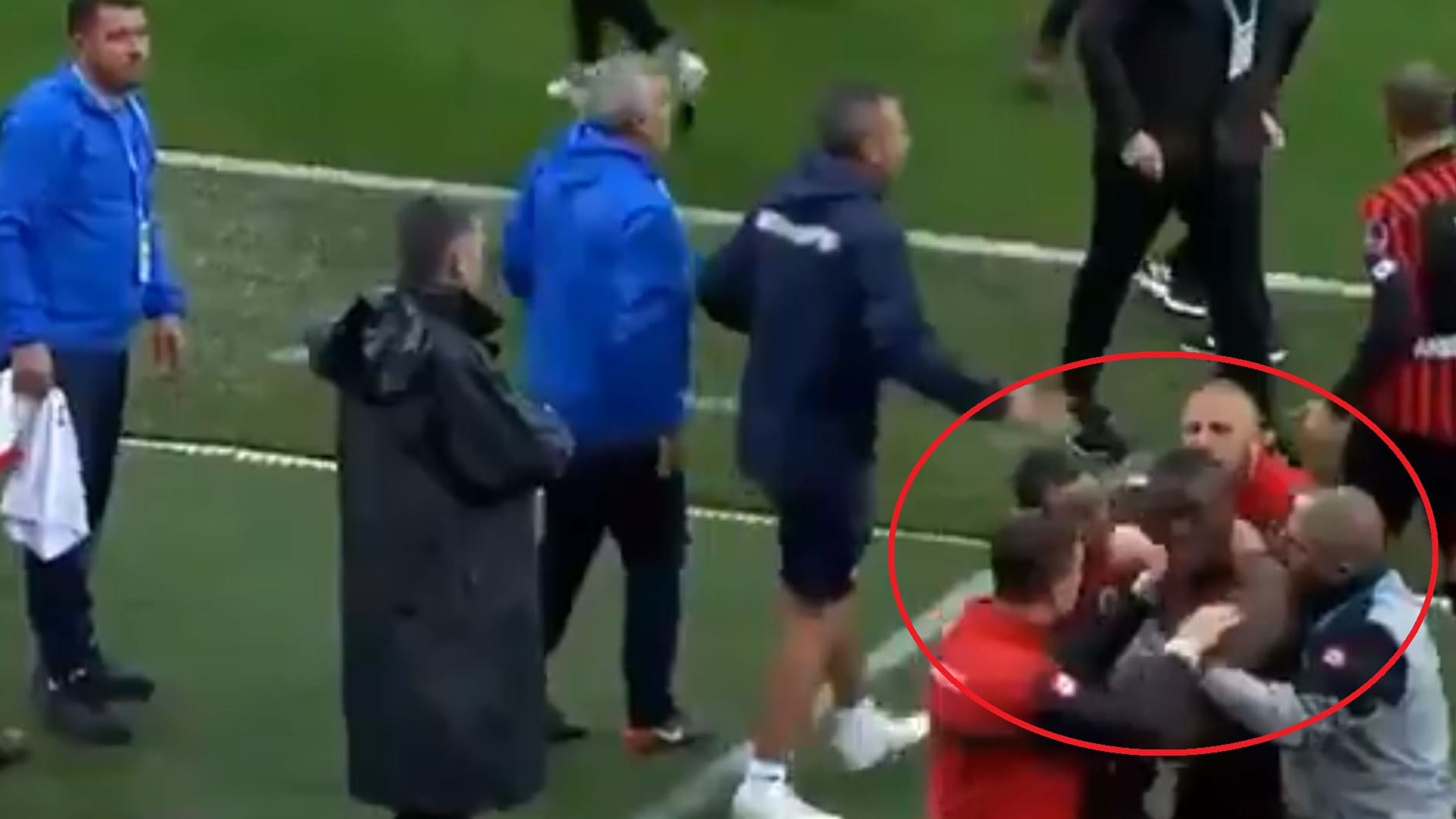 Rudelbildung: Florentin Pogba ist in eine handfeste Diskussion verwickelt. Rudelbildung: Florentin Pogba ist in eine handfeste Diskussion verwickelt.