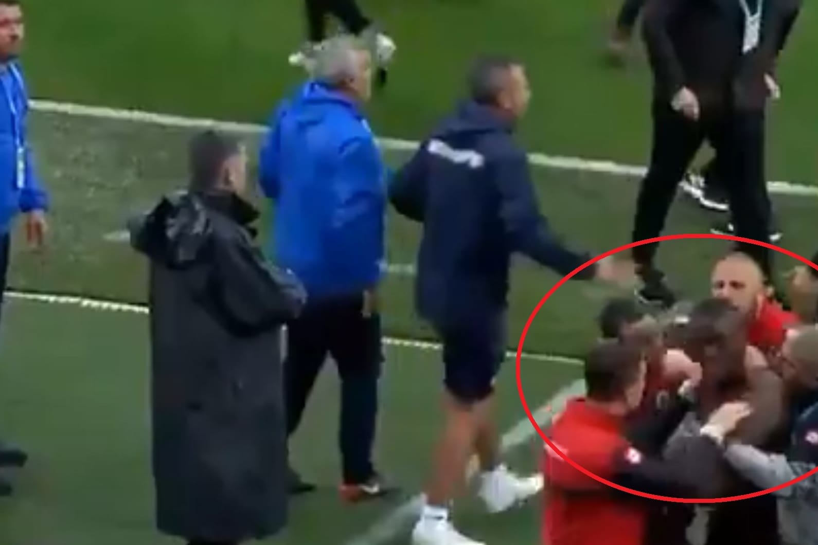 Rudelbildung: Florentin Pogba ist in eine handfeste Diskussion verwickelt.