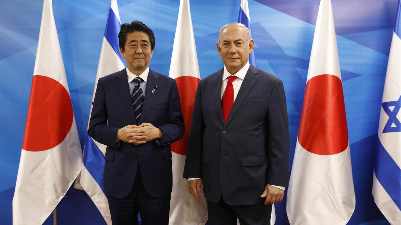 Shinzo Abe Ministerpräsident von Japan Shinzo Abe und von Israel Benjamin Netanjahu: Das festliche Abendessen wird zwar von einem Starkoch serviert, gefällt den japanischen Gästen jedoch gar nicht.