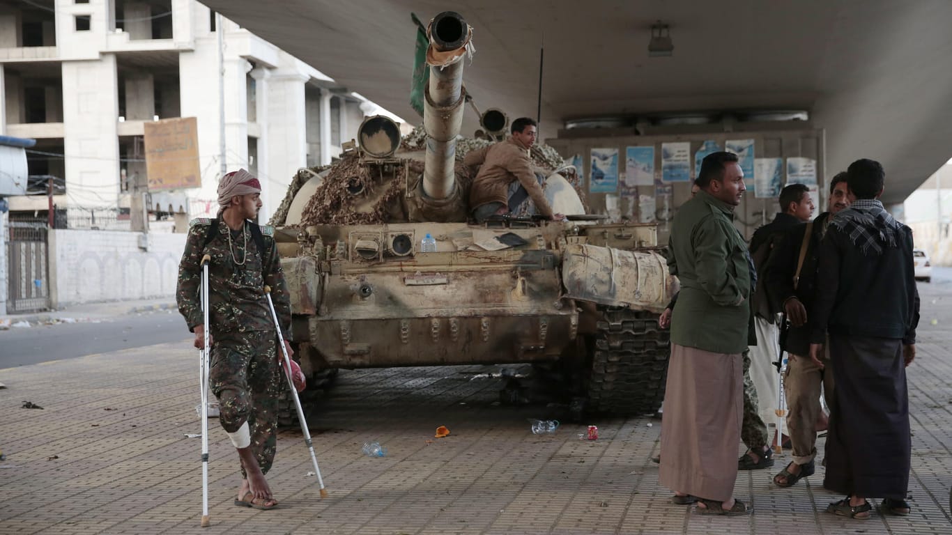 Kämpfer der schiitischen Huthi-Rebellen patrouillieren im Jemen: Laut Darstellung des Westens und Saudi-Arabiens unterstützt der Iran die Rebellen im Jemen mit Waffenlieferungen.