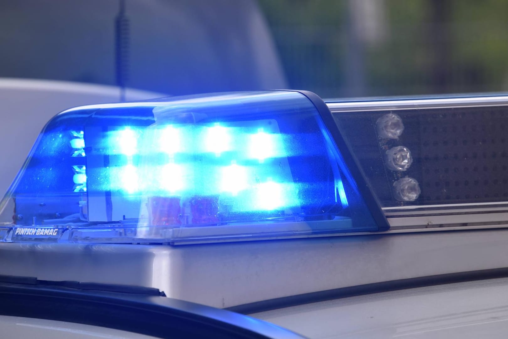 Die Polizei ist im Einsatz: In Wiesbaden hat der Klient einer Sozialeinrichtung zwei Mitarbeiter mit einem Messer verletzt.