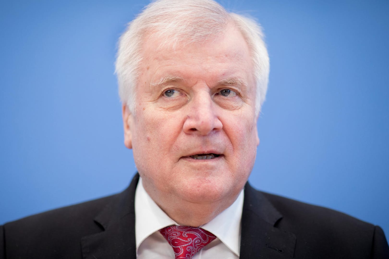 Horst Seehofer: Eine Kabinettsvorlage aus seinem Innenministerium enthält die geplanten Ausnahmen für geläuterte Gefährder, berichtet das Redaktionsnetzwerk Deutschland.