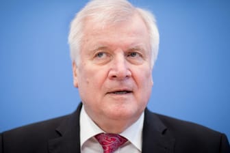 Horst Seehofer: Eine Kabinettsvorlage aus seinem Innenministerium enthält die geplanten Ausnahmen für geläuterte Gefährder, berichtet das Redaktionsnetzwerk Deutschland.