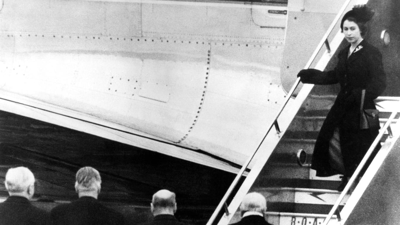 7. Februar 1952: Queen Elizabeth verlässt nach dem Rückflug aus Kenia das Flugzeug in London in Trauerkleidung.