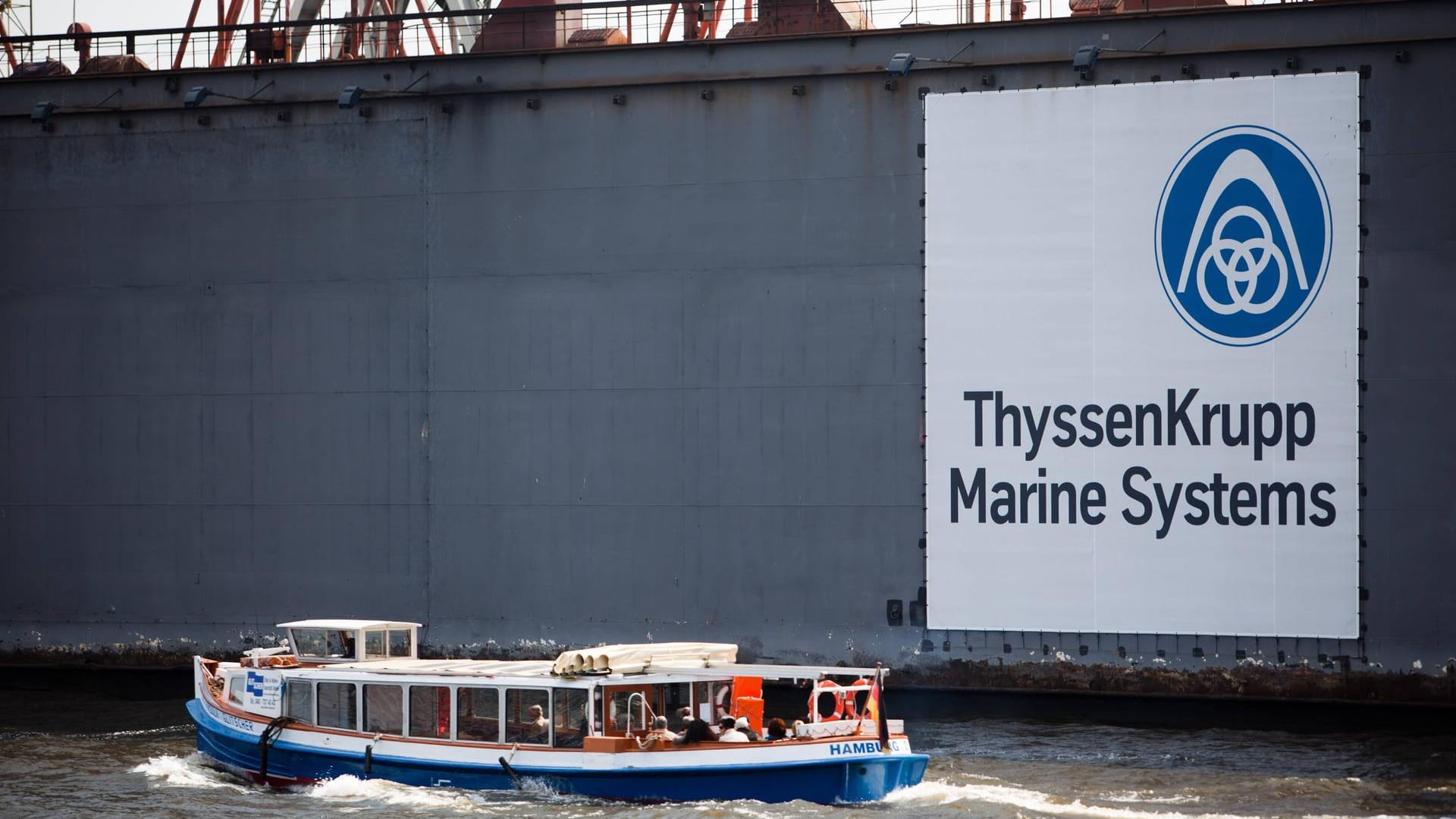 Das ThyssenKrupp Marine Systems (TKMS) Logo in Hamburg: Deutschland liefert weiter hin U-Boot-Bauteile an die Türkei.