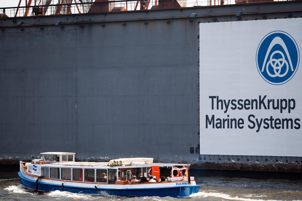 Das ThyssenKrupp Marine Systems (TKMS) Logo in Hamburg: Deutschland liefert weiter hin U-Boot-Bauteile an die Türkei.