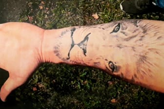 Unterarm-Tattoo von Polizeibewerber: Das Verwaltungsgericht in Düsseldorf hat die große Tätowierung eines Polizei-Bewerbers als zulässig eingestuft.