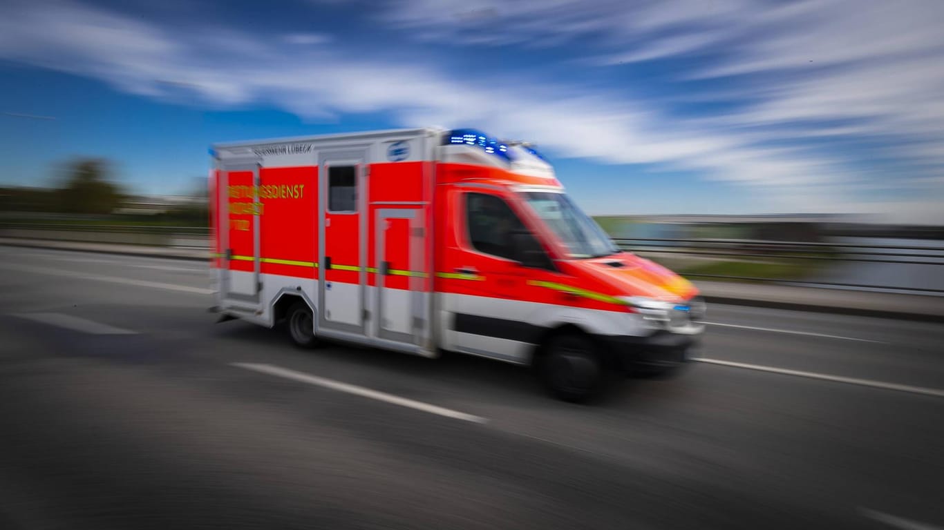 Ein Krankenwagen fährt mit Blaulicht ins nächste Krankenhaus: Weil er sich bei der Flucht vor der Abschiebung schwer verletzt hat, wurde die Abschiebung unterbrochen.