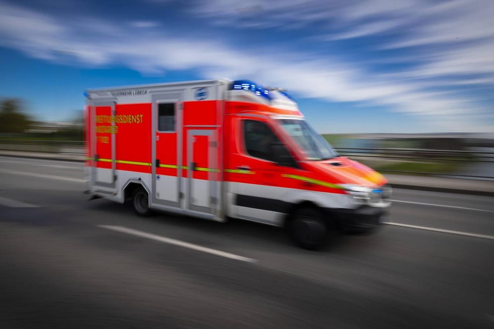 Ein Krankenwagen fährt mit Blaulicht ins nächste Krankenhaus: Weil er sich bei der Flucht vor der Abschiebung schwer verletzt hat, wurde die Abschiebung unterbrochen.