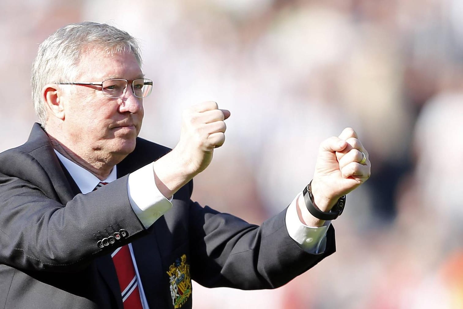 Sir Alex Ferguson in der Zeit als Teammanager von Manchester United: Nach seiner Hirnblutung geht es für den 76-Jährigen offenbar bergauf.