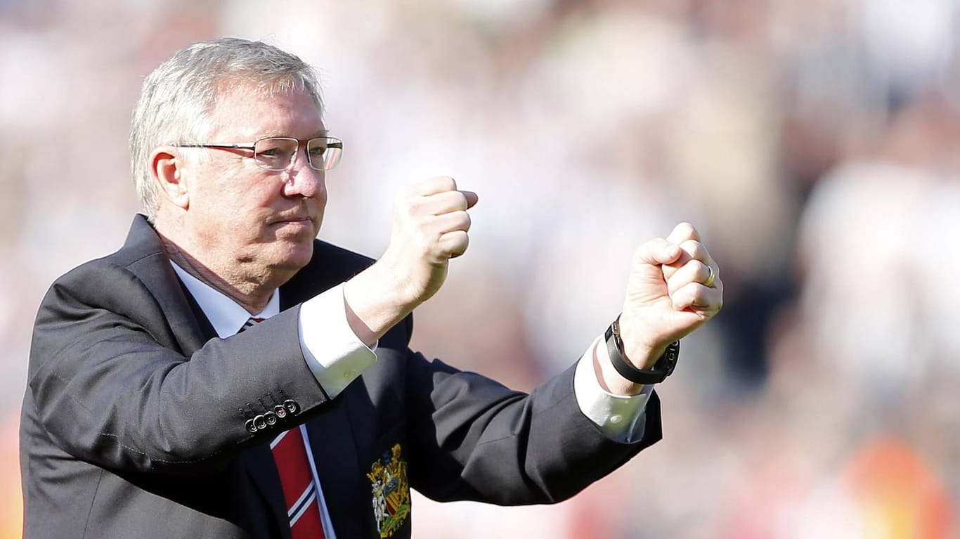 Sir Alex Ferguson in der Zeit als Teammanager von Manchester United: Nach seiner Hirnblutung geht es für den 76-Jährigen offenbar bergauf.