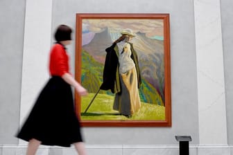 Das Gemälde "Bergsteigerin" des Künstlers Jens Ferdinand Willumsen in der Ausstellung "Wanderlust.
