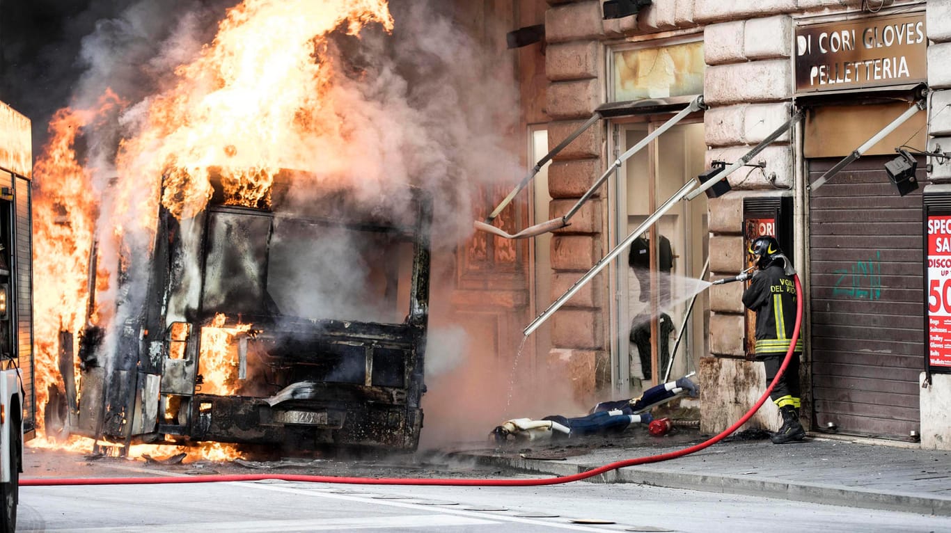 Ein römischer Linienbus steht in Flammen: Das Feuer mitten im touristischen Zentrum der italienischen Hauptstadt war gut eine Stunde nach Ausbruch gelöscht.