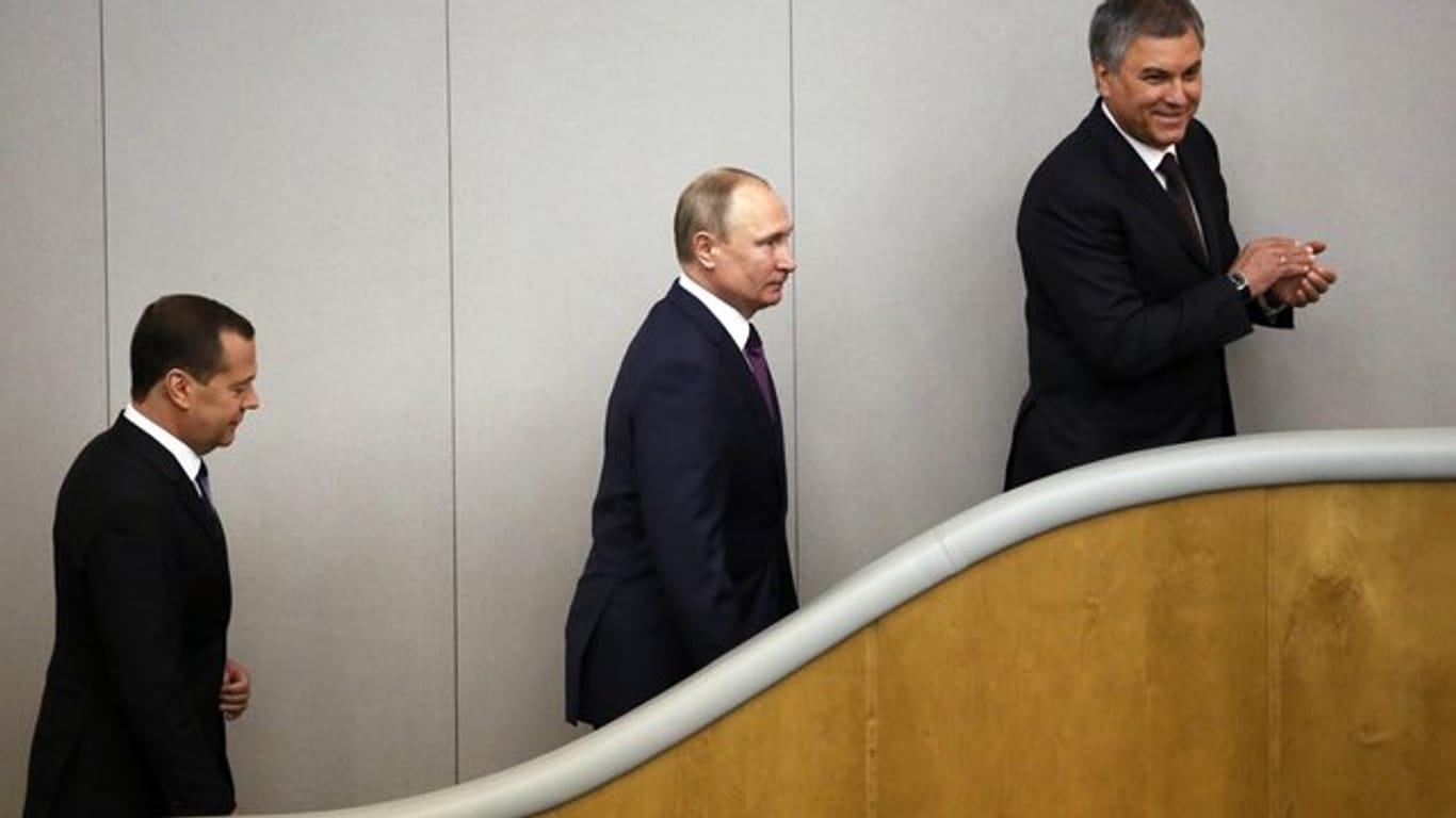 Dmitri Medwedew (l) bleibt unter Präsident Wladimir Putin russischer Regierungschef.