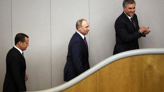 Dmitri Medwedew (l) bleibt unter Präsident Wladimir Putin russischer Regierungschef. Dmitri Medwedew (l) bleibt unter Präsident Wladimir Putin russischer Regierungschef.
