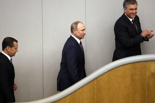 Dmitri Medwedew (l) bleibt unter Präsident Wladimir Putin russischer Regierungschef.