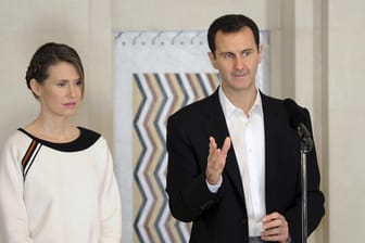 Asma und Baschar al-Assad: Sie hält auch in Anbetracht der Gräueltaten des Regimes zu ihrem Mann.