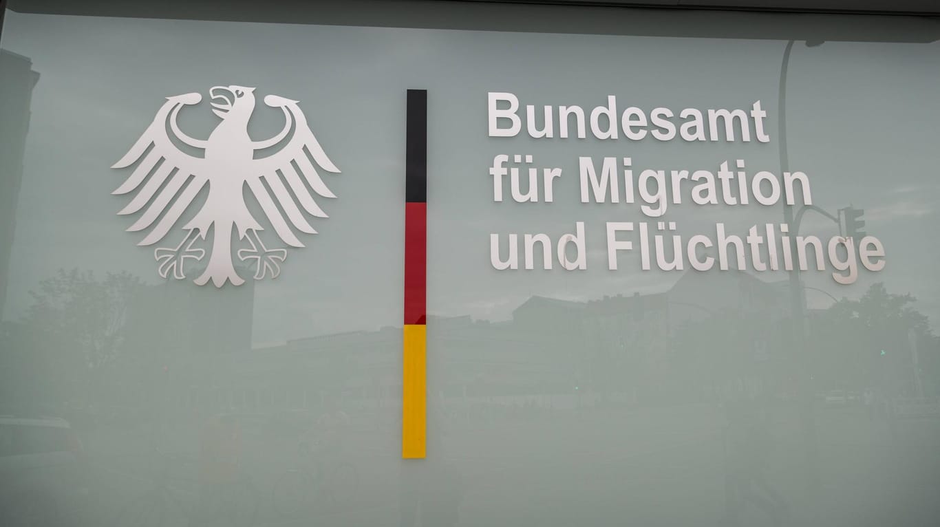 Das Schild des Bundesamtes für Migration und Flüchtlinge: Die Asyl-Affäre in Bremen ist vielleicht größer als gedacht.