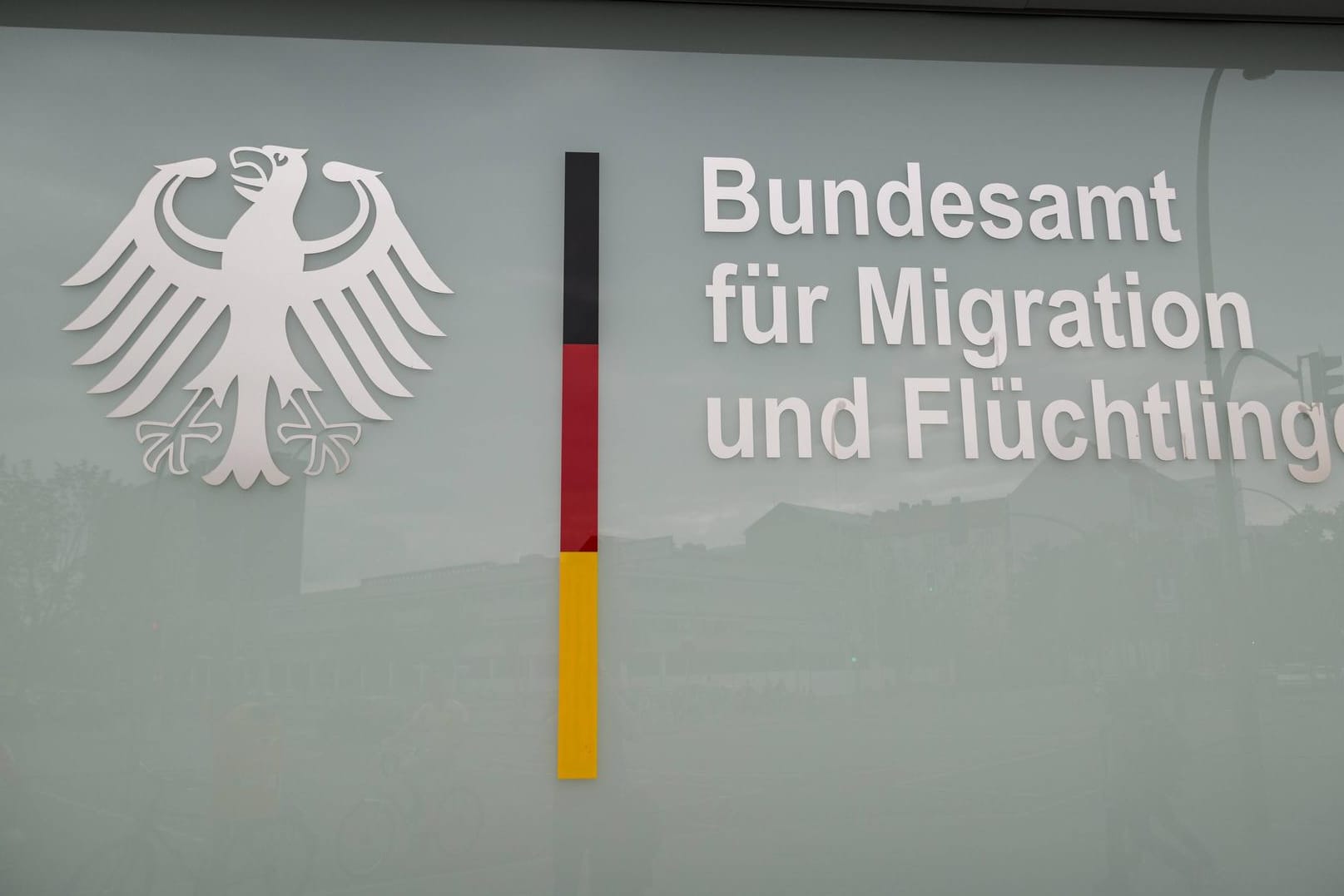 Das Schild des Bundesamtes für Migration und Flüchtlinge: Die Asyl-Affäre in Bremen ist vielleicht größer als gedacht.
