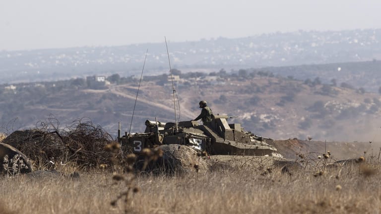 Israelischer Panzer und Soldaten auf den Golanhöhen: Luftschutzbunker für Zivilisten geöffnet.