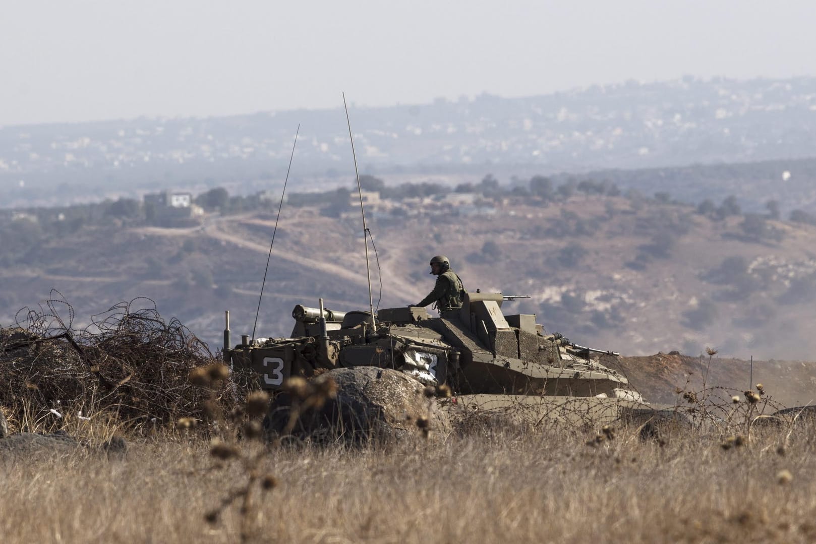 Israelischer Panzer und Soldaten auf den Golanhöhen: Luftschutzbunker für Zivilisten geöffnet.