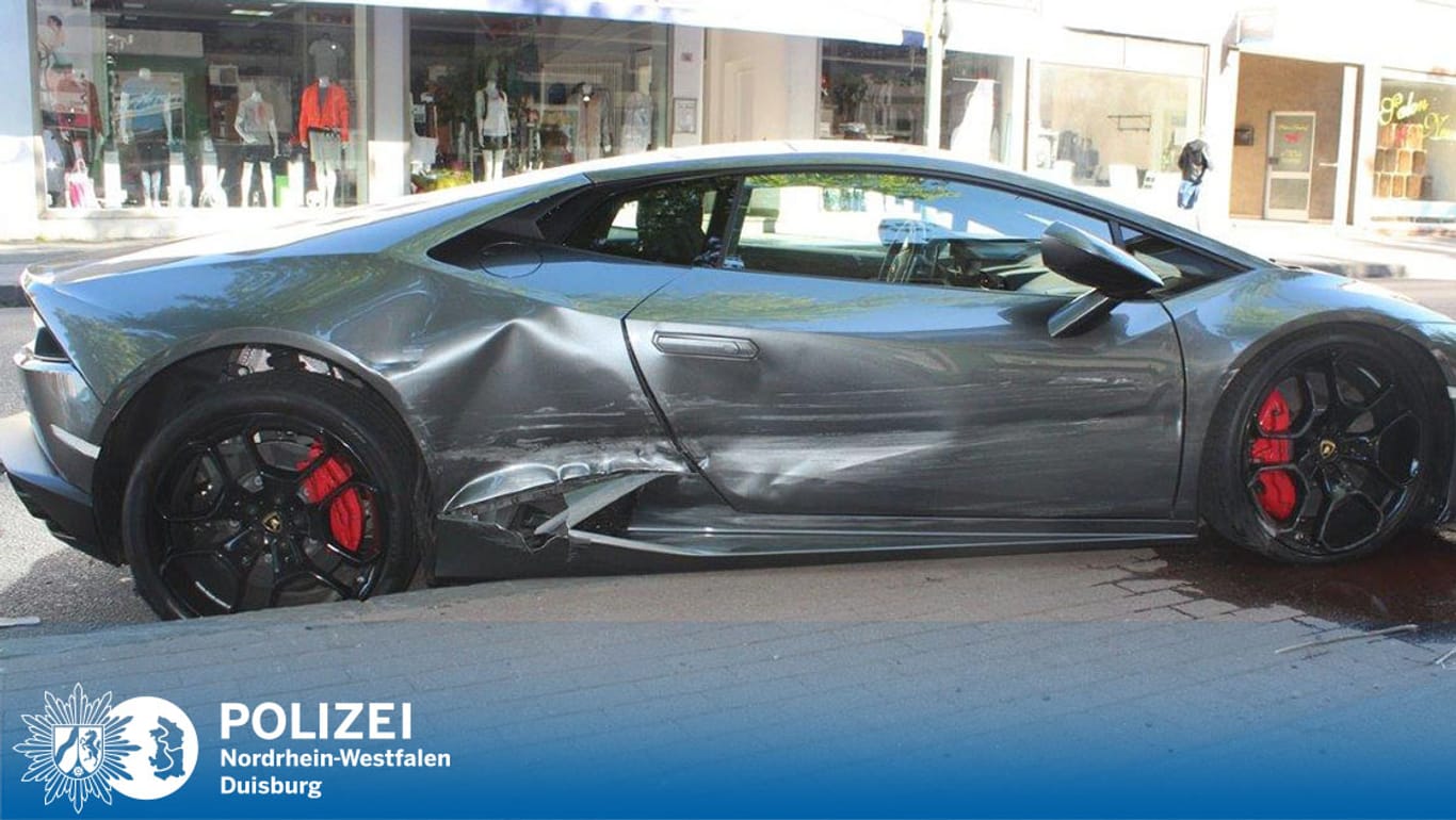 Ein Lamborghini nach einem Autounfall: Die Beifahrertür ist eingedellt.