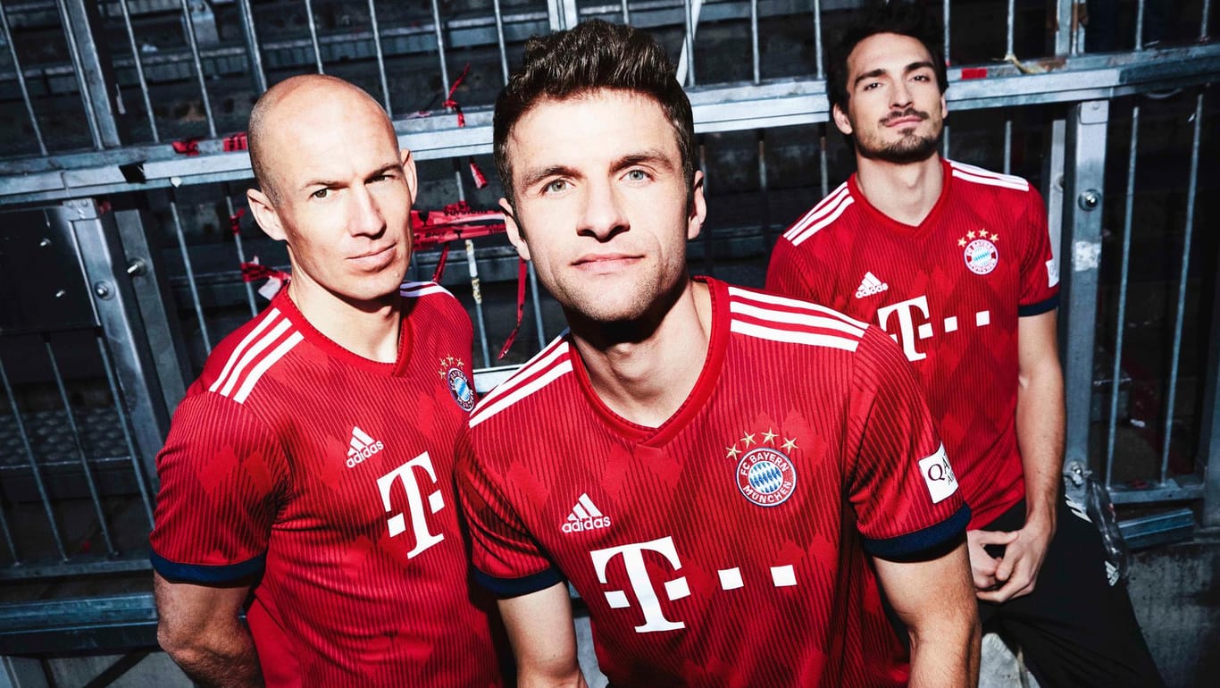 Arjen Robben, Thomas Müller und Mats Hummels (v. l.) im neuen Bayern-Dress: Der Rekordmeister hat das Heim-Trikot für die kommende Saison präsentiert.