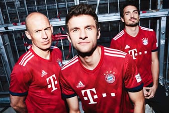 Arjen Robben, Thomas Müller und Mats Hummels (v. l.) im neuen Bayern-Dress: Der Rekordmeister hat das Heim-Trikot für die kommende Saison präsentiert.