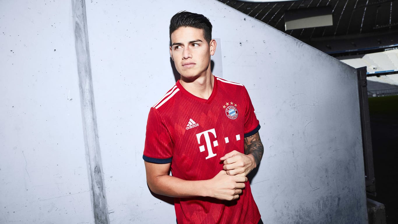 James Rodriguez ganz cool: Der Bayern-Star posiert im neuen Heim-Dress.