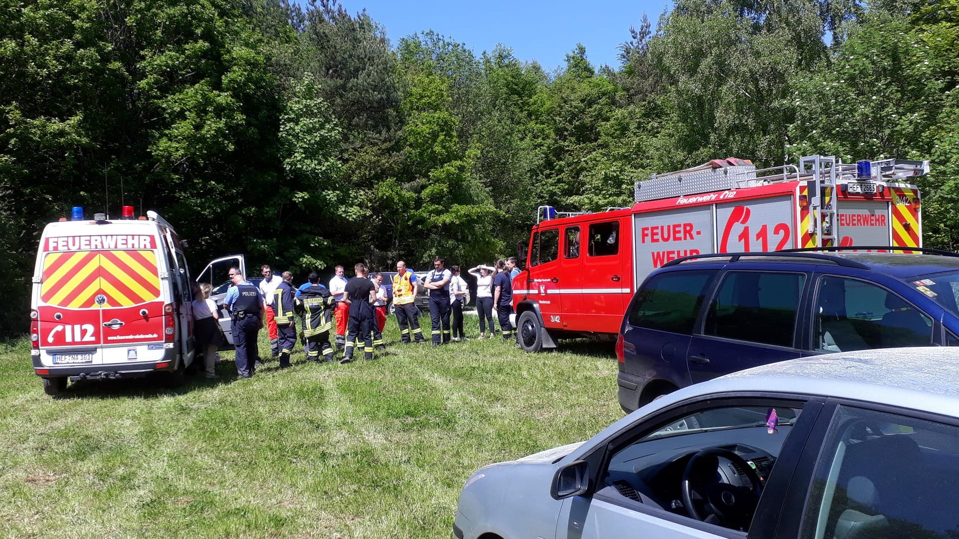 Einsatzkräfte der Polizei und Feuerwehr suchen in einem Waldstück bei Niederaula nach drei vermissten vierjährigen Mädchen: In vier Kilometer Entfernung wurden sie wiedergefunden, doch die Arbeit der Polizei ist noch nicht vorbei.