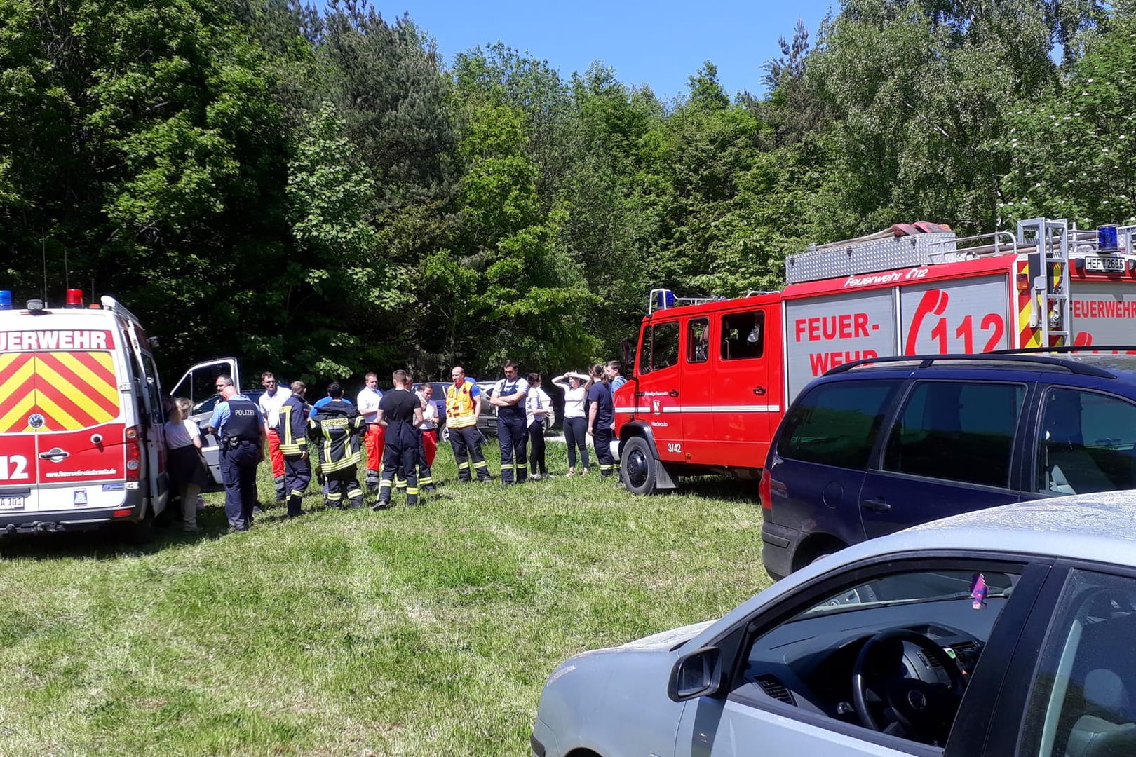 Einsatzkräfte der Polizei und Feuerwehr suchen in einem Waldstück bei Niederaula nach drei vermissten vierjährigen Mädchen: In vier Kilometer Entfernung wurden sie wiedergefunden, doch die Arbeit der Polizei ist noch nicht vorbei.