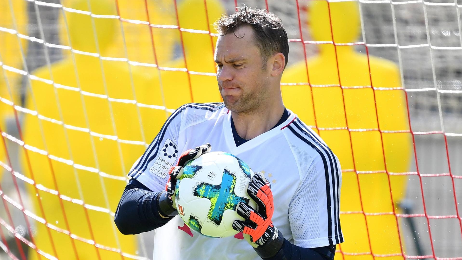 Manuel Neuer im Bayern-Training am Dienstag: Der Torhüter zweifelt an der WM-Teilnahme.