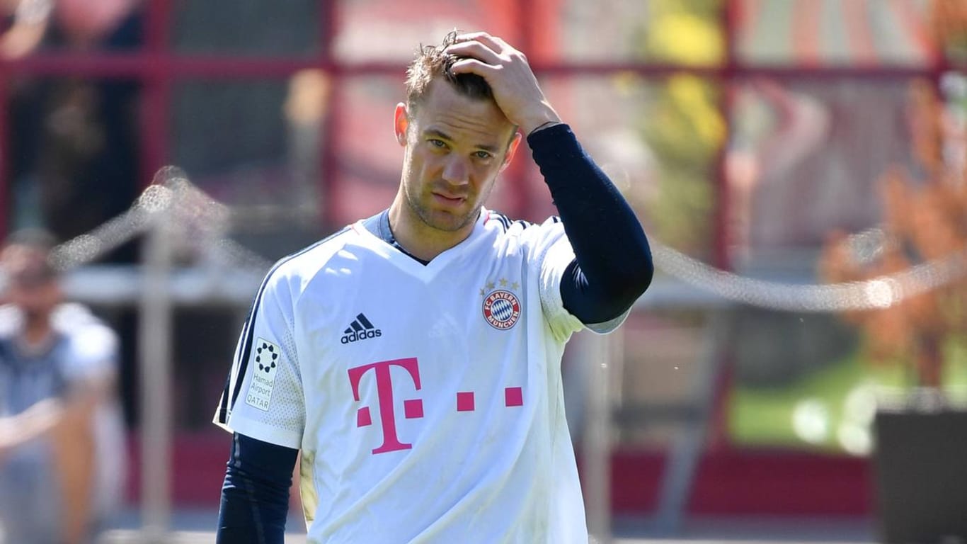 Ein nachdenklicher Manuel Neuer: Der Nationaltorhüter ist wegen einer WM-Teilnahme skeptisch.