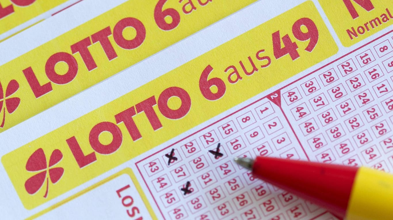 Lottoschein: Haben sie auf die richtigen Lottozahlen getippt?