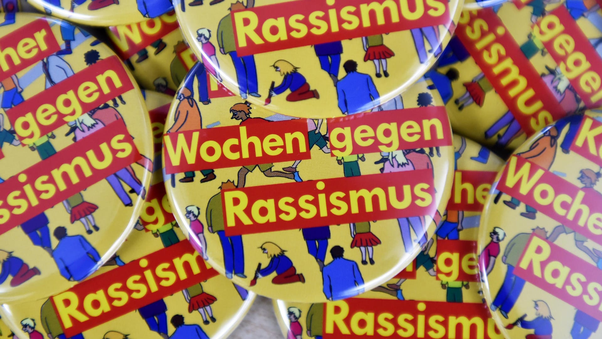 Buttons für eine Aktion gegen Rassismus: Vor dem Menschenrechtsrat der UN bezog die Bundesregierung Stellung.