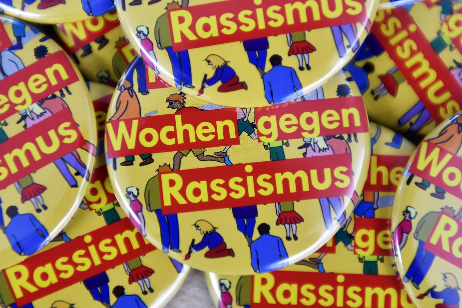 Buttons für eine Aktion gegen Rassismus: Vor dem Menschenrechtsrat der UN bezog die Bundesregierung Stellung.