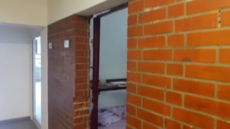 Aus den Fugen geraten: Ein Video aus der Einrichtung in Ellwangen zeigt etliche Türen, die zerstört sind. Flüchtlinge sagen, die Polizei habe nicht abgeschlossene Türen mit Gewalt geöffnet.