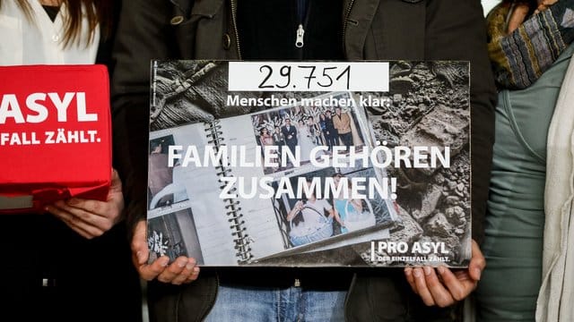 In der Großen Koalition bahnt sich ein neuer Streit über den Familiennachzug an. In der Großen Koalition bahnt sich ein neuer Streit über den Familiennachzug an.