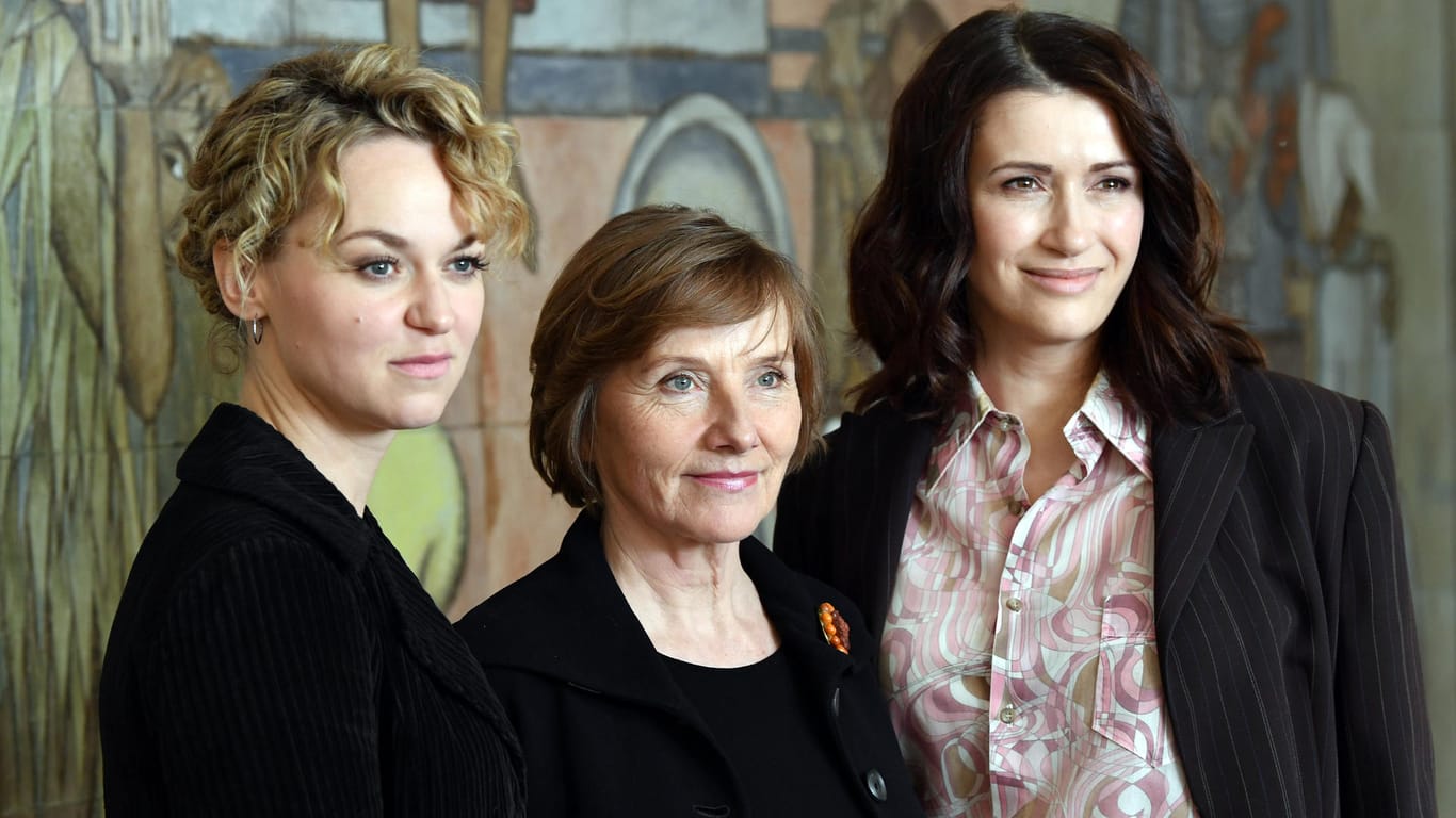 Die Schauspieler Lisa Wagner (l-r), Ruth Reinecke und Claudia Mehnert stehen am Set der vierten Staffel der ARD-Fernsehserie "Weissensee".