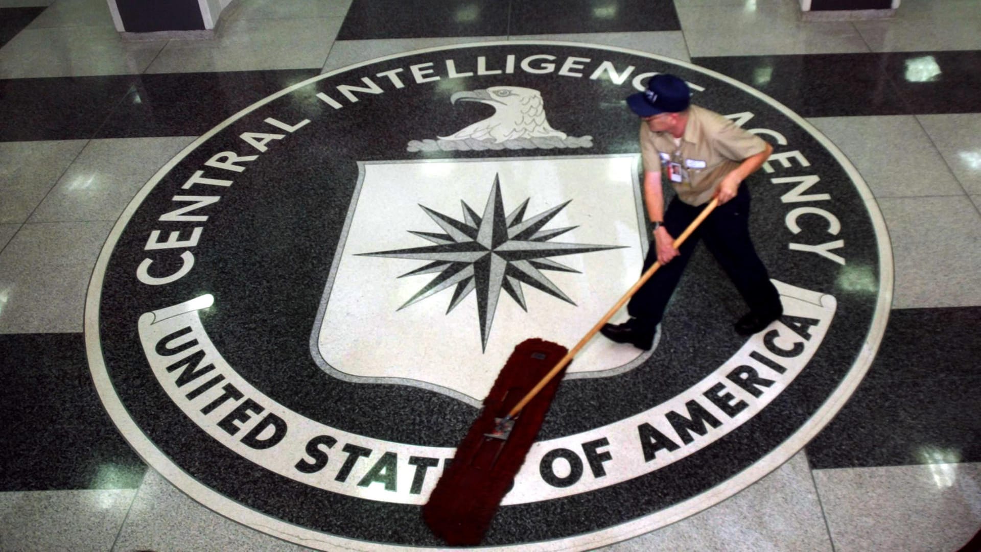 Ein Arbeiter reinigt das Foyer im CIA-Hauptquartier in Langley, Virginia: Die designierte CIA-Chefin Gina Haspel will mit dem Erbe der Bush-Jahre brechen. Ein Arbeiter reinigt das Foyer im CIA-Hauptquartier in Langley, Virginia: Die designierte CIA-Chefin Gina Haspel will mit dem Erbe der Bush-Jahre brechen.