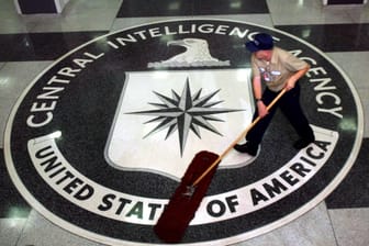 Ein Arbeiter reinigt das Foyer im CIA-Hauptquartier in Langley, Virginia: Die designierte CIA-Chefin Gina Haspel will mit dem Erbe der Bush-Jahre brechen.