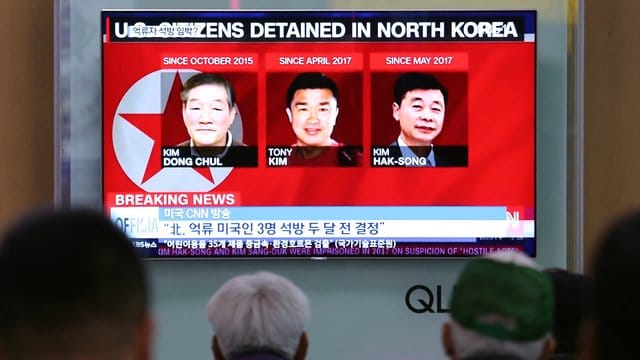 Ein Display im Hauptbahnhof von Seoul zeigt Fotos der drei in Nordkorea inhaftierten US-Bürger Kim Dong Chul, Tony Kim und Kim Hak Song (v. Ein Display im Hauptbahnhof von Seoul zeigt Fotos der drei in Nordkorea inhaftierten US-Bürger Kim Dong Chul, Tony Kim und Kim Hak Song (v.