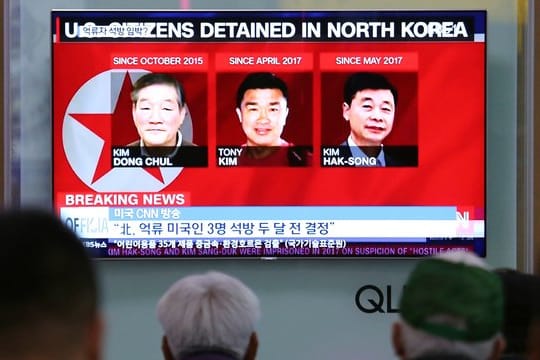 Ein Display im Hauptbahnhof von Seoul zeigt Fotos der drei in Nordkorea inhaftierten US-Bürger Kim Dong Chul, Tony Kim und Kim Hak Song (v.