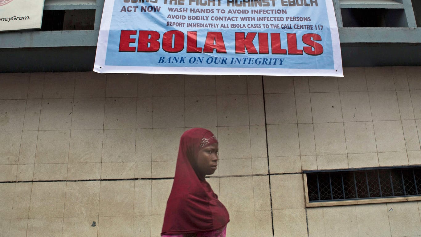 "Ebola tötet": Das Bild mit dem Warn-Plakat wurde in Sierra Leone aufgenommen. Das Land wurde vom letzten großen Ebola-Ausbruch 2014 und 2015 schwer getroffen.