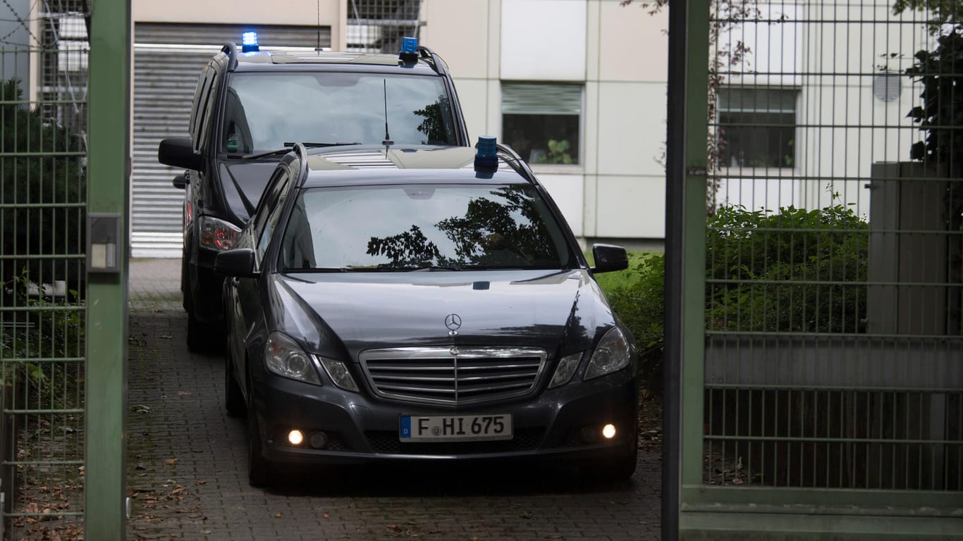 Spezialeinsatzkommando (SEK) bei einem Gerichtstermin von Haikel S. in Frankfurt im März: Nun ist der Terrorverdächtige abgeschoben worden.