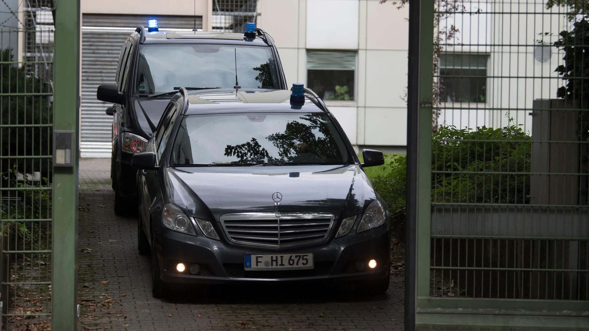 Spezialeinsatzkommando (SEK) bei einem Gerichtstermin von Haikel S. in Frankfurt im März: Nun ist der Terrorverdächtige abgeschoben worden. Spezialeinsatzkommando (SEK) bei einem Gerichtstermin von Haikel S. in Frankfurt im März: Nun ist der Terrorverdächtige abgeschoben worden.
