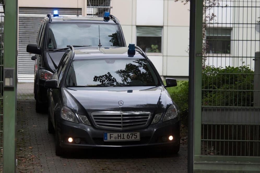 Spezialeinsatzkommando (SEK) bei einem Gerichtstermin von Haikel S. in Frankfurt im März: Nun ist der Terrorverdächtige abgeschoben worden.
