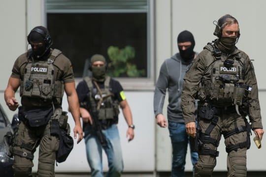 SEK-Beamte der Polizei Frankfurt sichern einen Gerichtstermin des Terrorverdächtigen Haikel S.