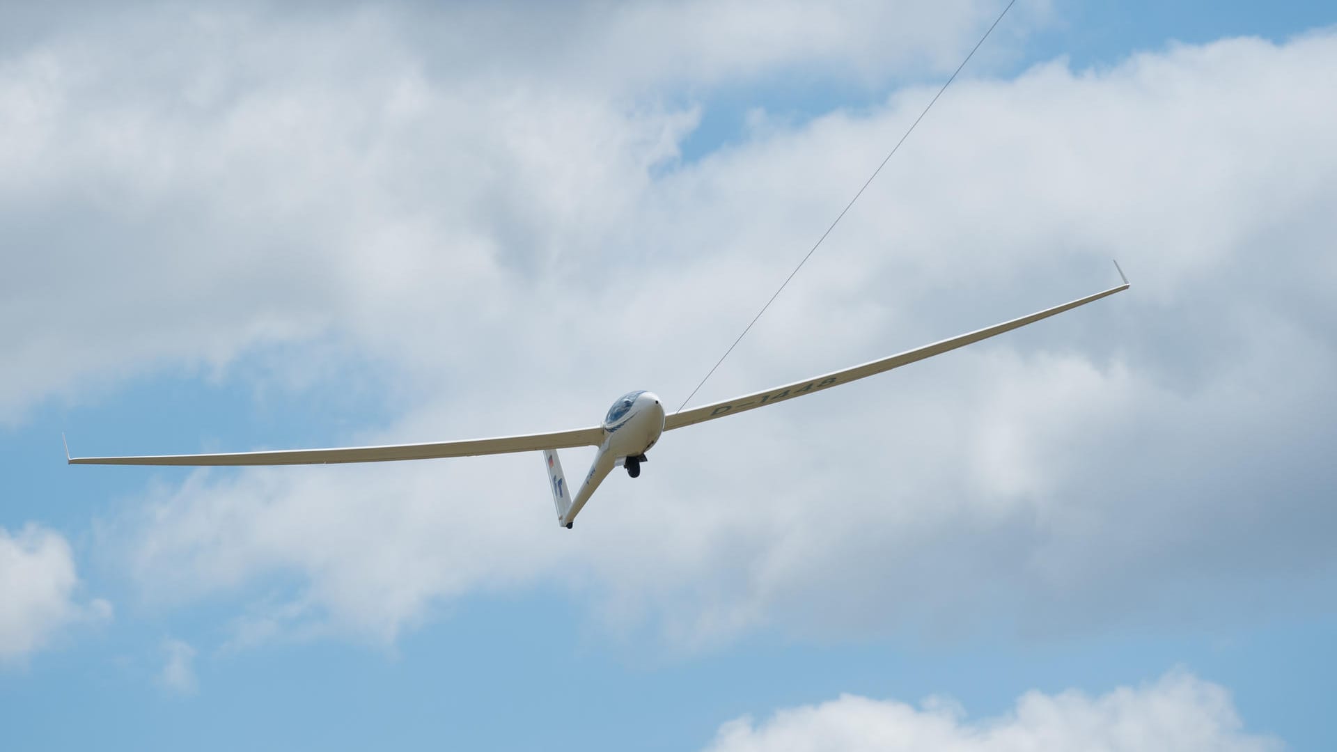 Segelflugzeug in Stendal (Sachsen-Anhalt): Bei dem Absturz in Baden-Württemberg mussten sich Kinder vor herabstürzenden Trümmern in Sicherheit bringen. Segelflugzeug in Stendal (Sachsen-Anhalt): Bei dem Absturz in Baden-Württemberg mussten sich Kinder vor herabstürzenden Trümmern in Sicherheit bringen.